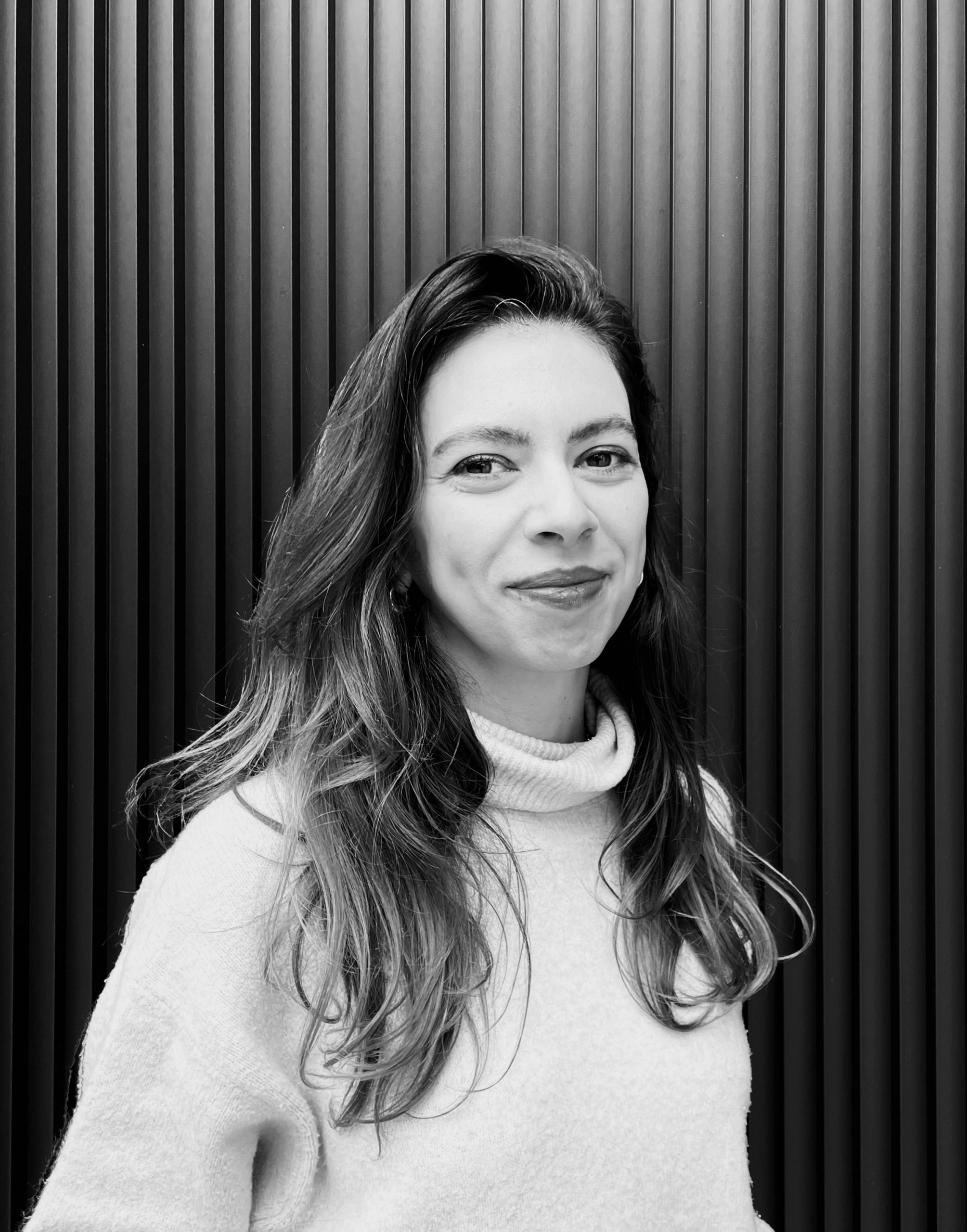 Πορτρέτο της Άρτεμις Παναγιώτου, αρχιτέκτονος και ερευνήτριας συνεργατικού σχεδιασμού, με Δίπλωμα Αρχιτεκτονικής από το Πανεπιστήμιο Θεσσαλίας (UTH), Ελλάδα, και MSc στο Cooperative Design Research από το Bauhaus Stiftung, Ντεσάου, Γερμανία.